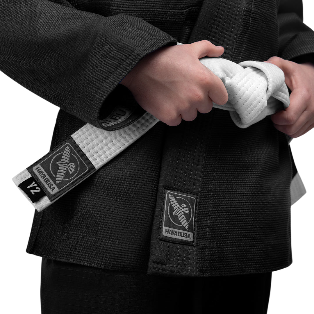 Dettaglio della cintura bianca inclusa nel set del Gi nero Hayabusa Kids