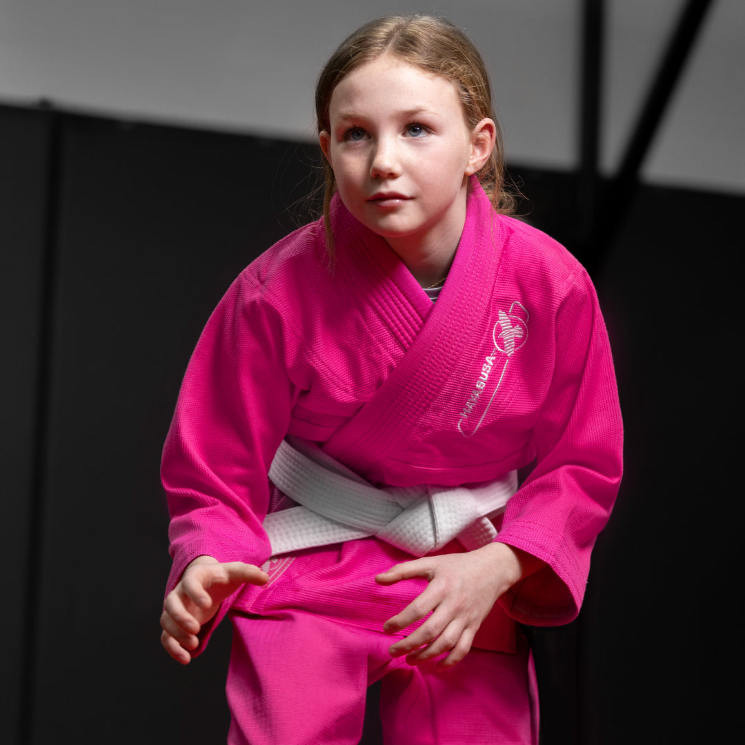 Bambina durante una sessione di Jiu Jitsu con il kimono rosa Hayabusa Essential