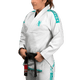 Vista frontale del kimono BJJ Hayabusa Lightweight bianco con ricami color azzurro teal