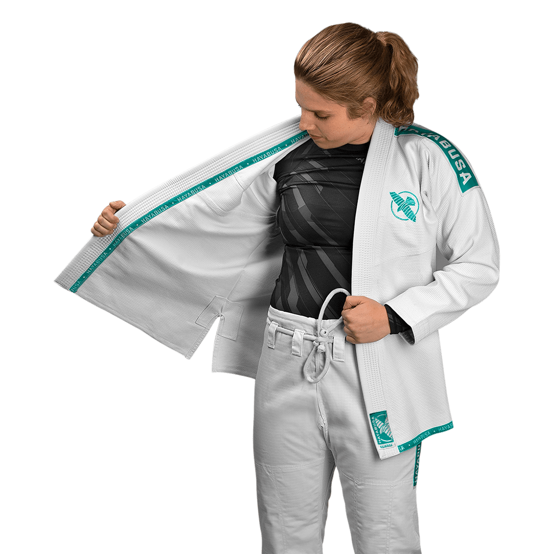 Dettaglio interno del kimono bianco e azzurro che mostra la qualità costruttiva
