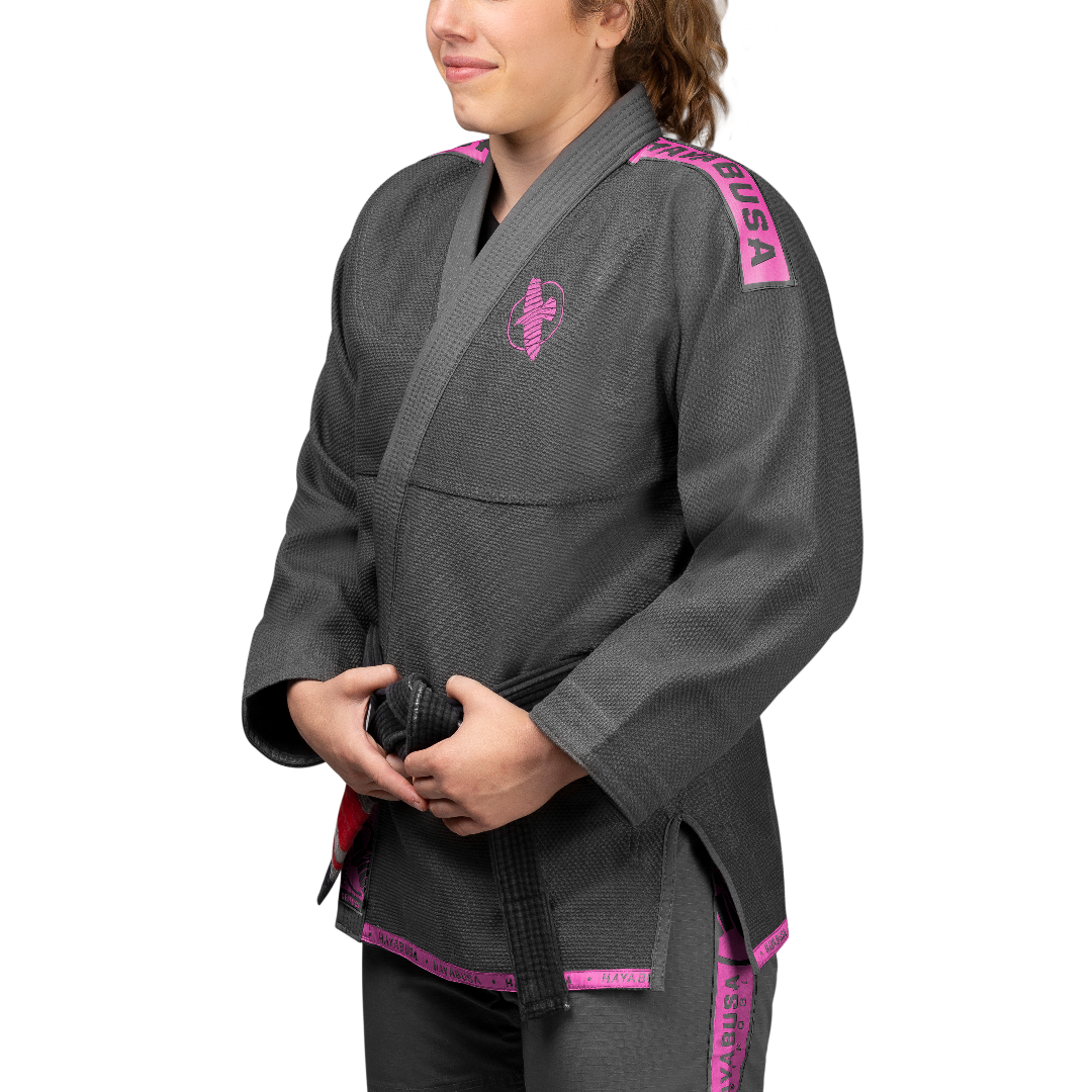 Vista frontale del kimono BJJ Hayabusa Lightweight grigio con dettagli e loghi rosa