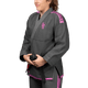 Vista frontale del kimono BJJ Hayabusa Lightweight grigio con dettagli e loghi rosa