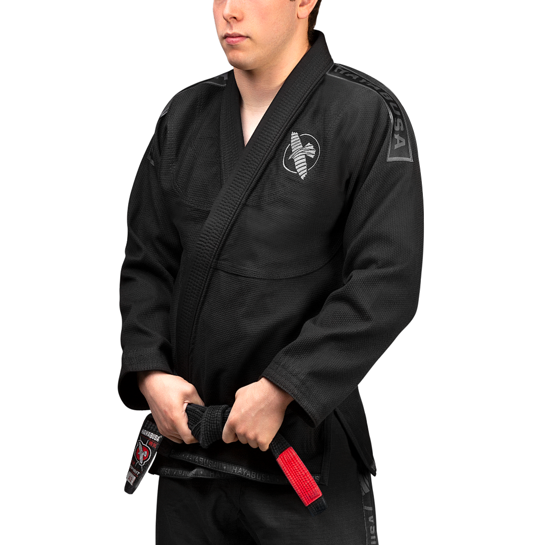 Vista frontale del kimono BJJ Hayabusa Lightweight nero con ricami bianchi a contrasto