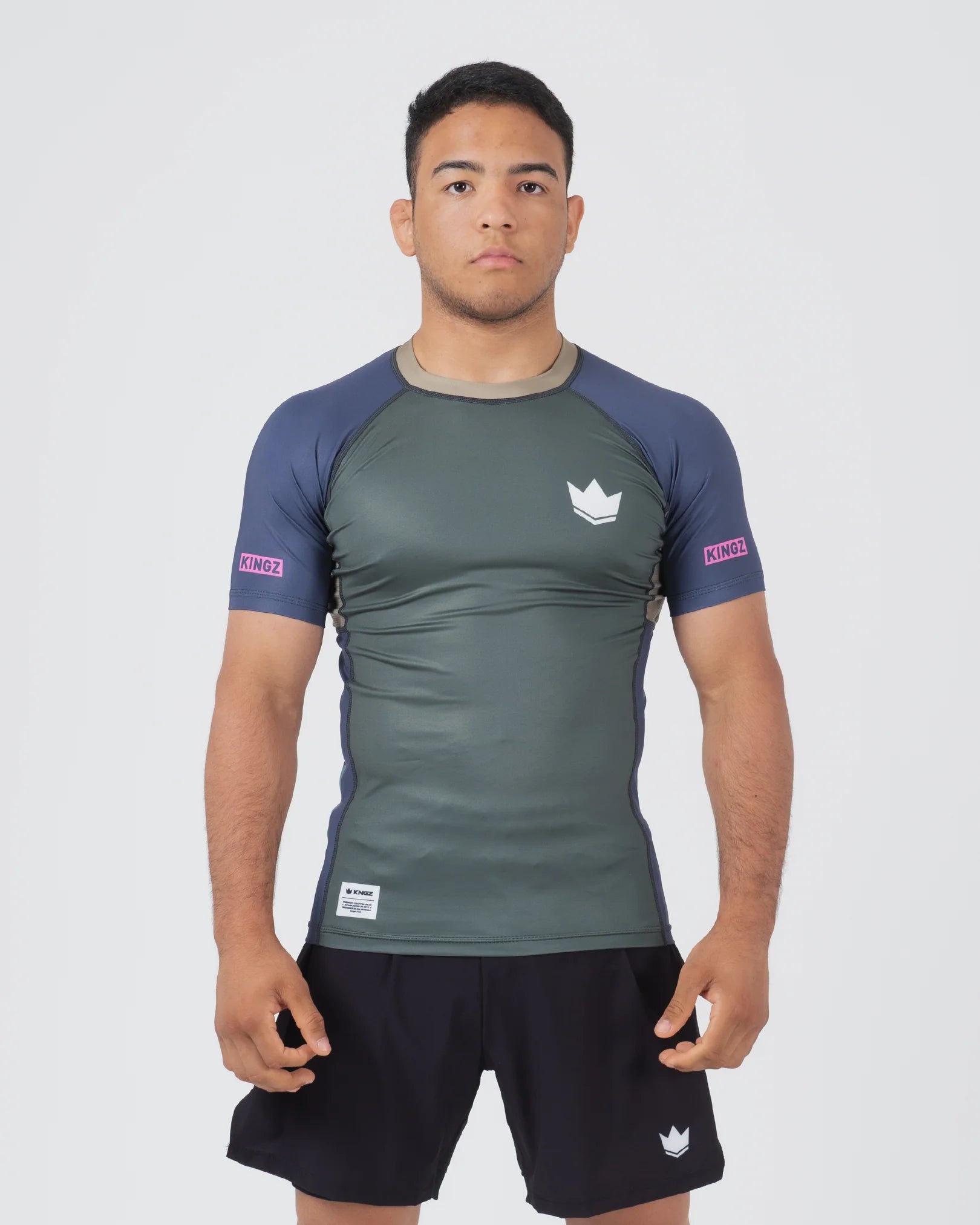 Vista frontale della rashguard tecnica Kingz Draft per Jiu Jitsu e sport da combattimento