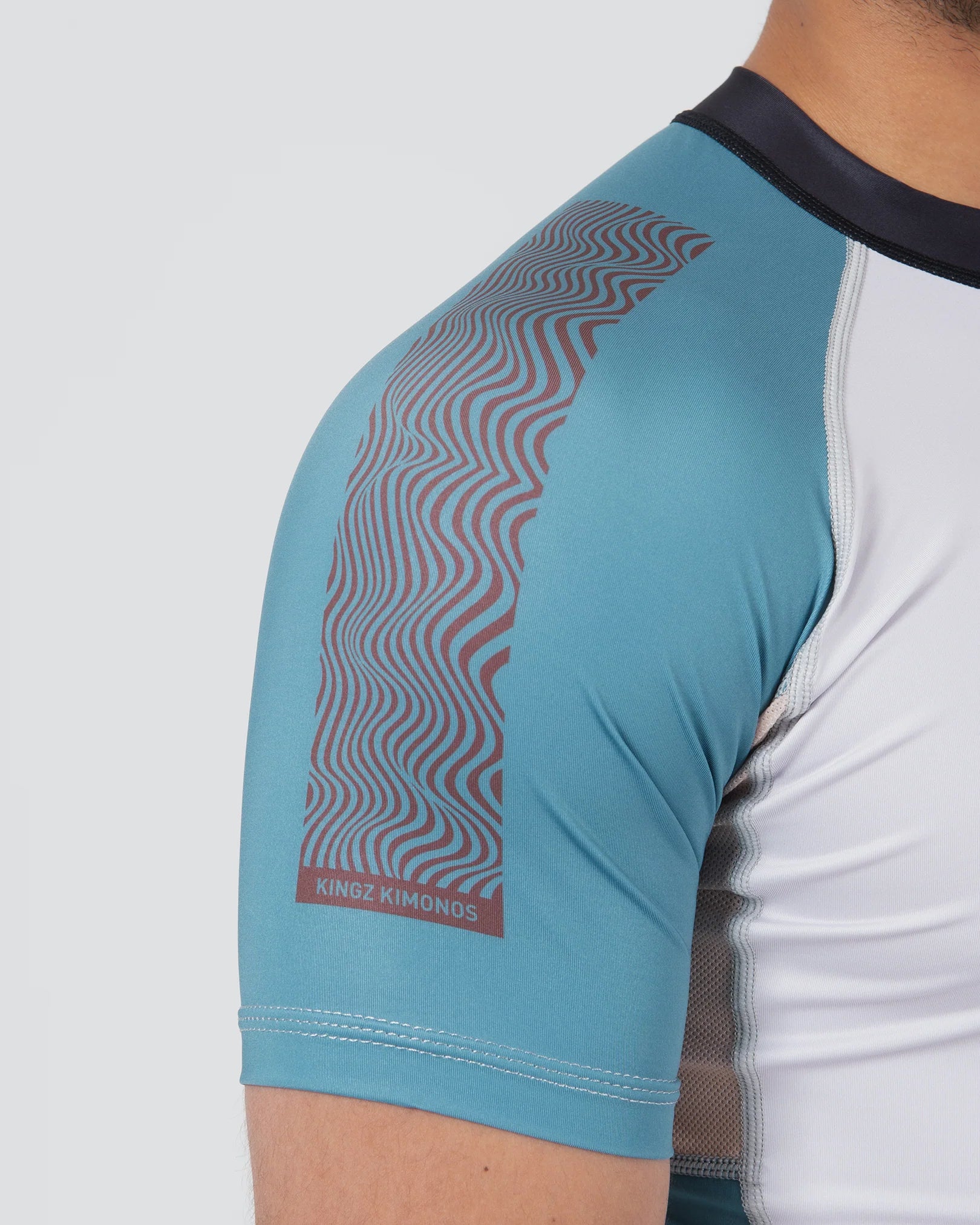 Dettaglio della spalla e delle cuciture rinforzate sulla rashguard Kingz Flow azzurra