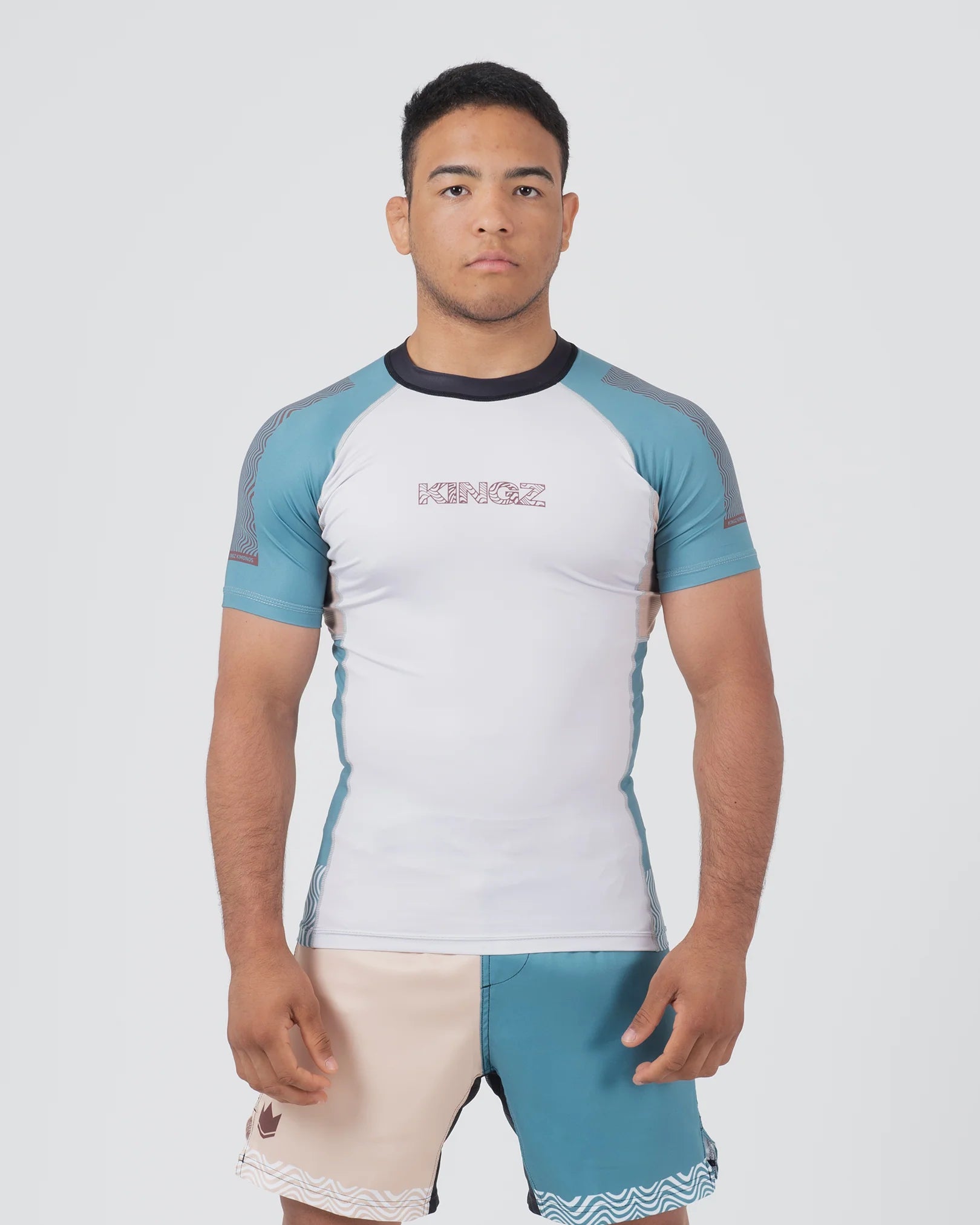 Vista frontale della rashguard tecnica Kingz Flow azzurra per BJJ e Grappling