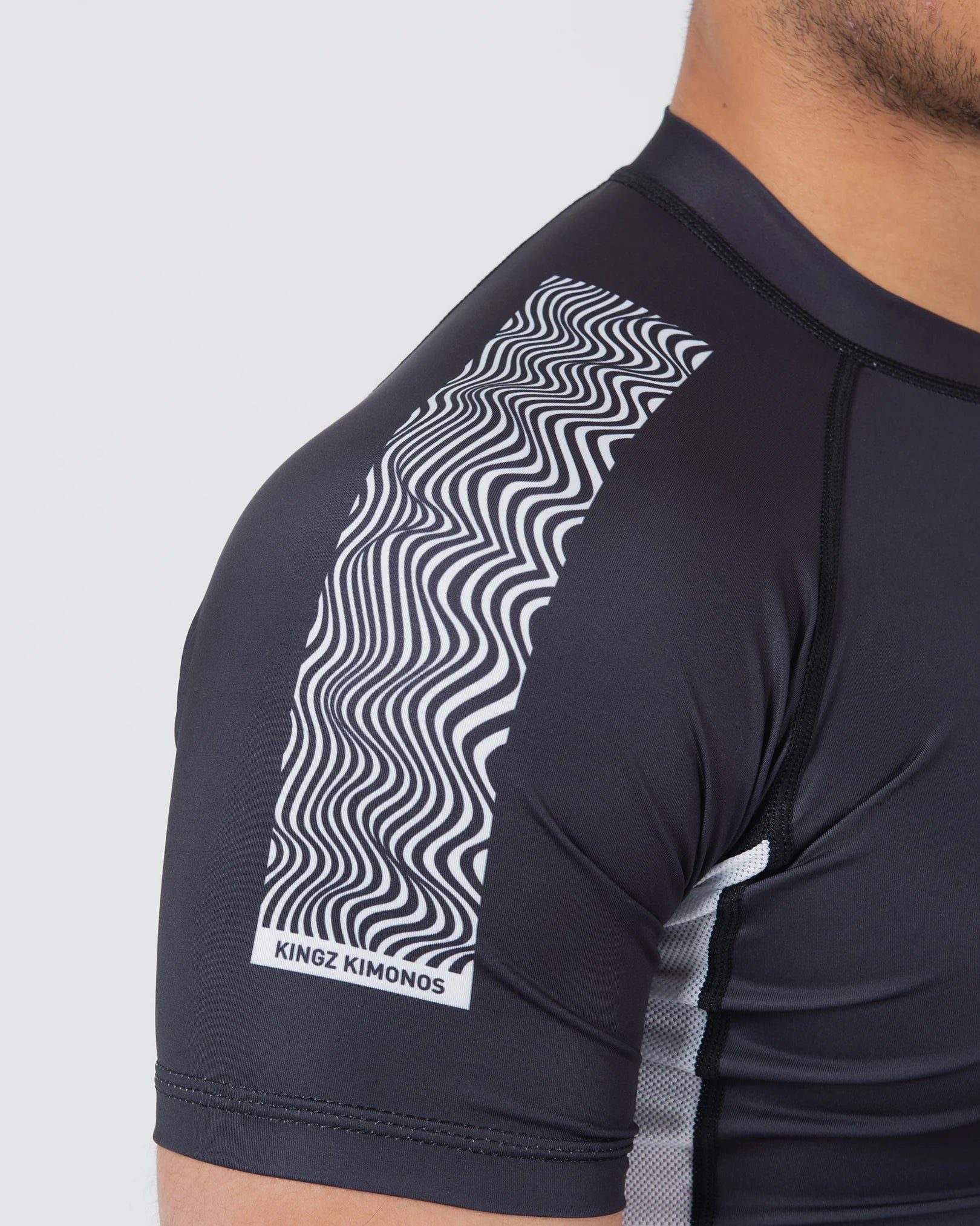 Dettaglio della spalla e delle cuciture rinforzate sulla rashguard Kingz Flow nera