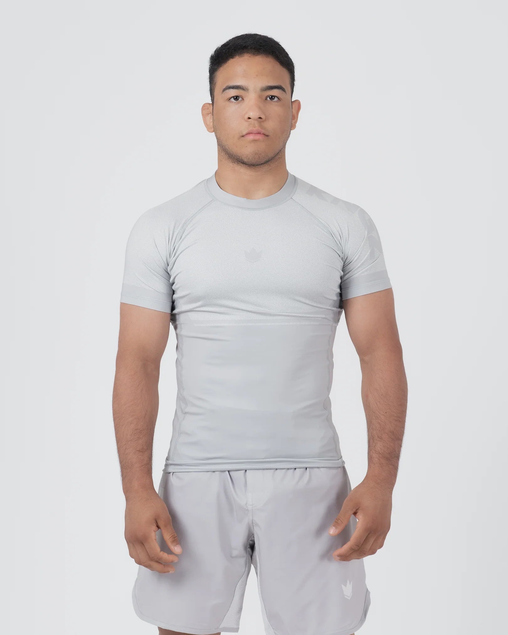 Vista frontale della rashguard tecnica Kingz Ghost per sport da combattimento e No-Gi
