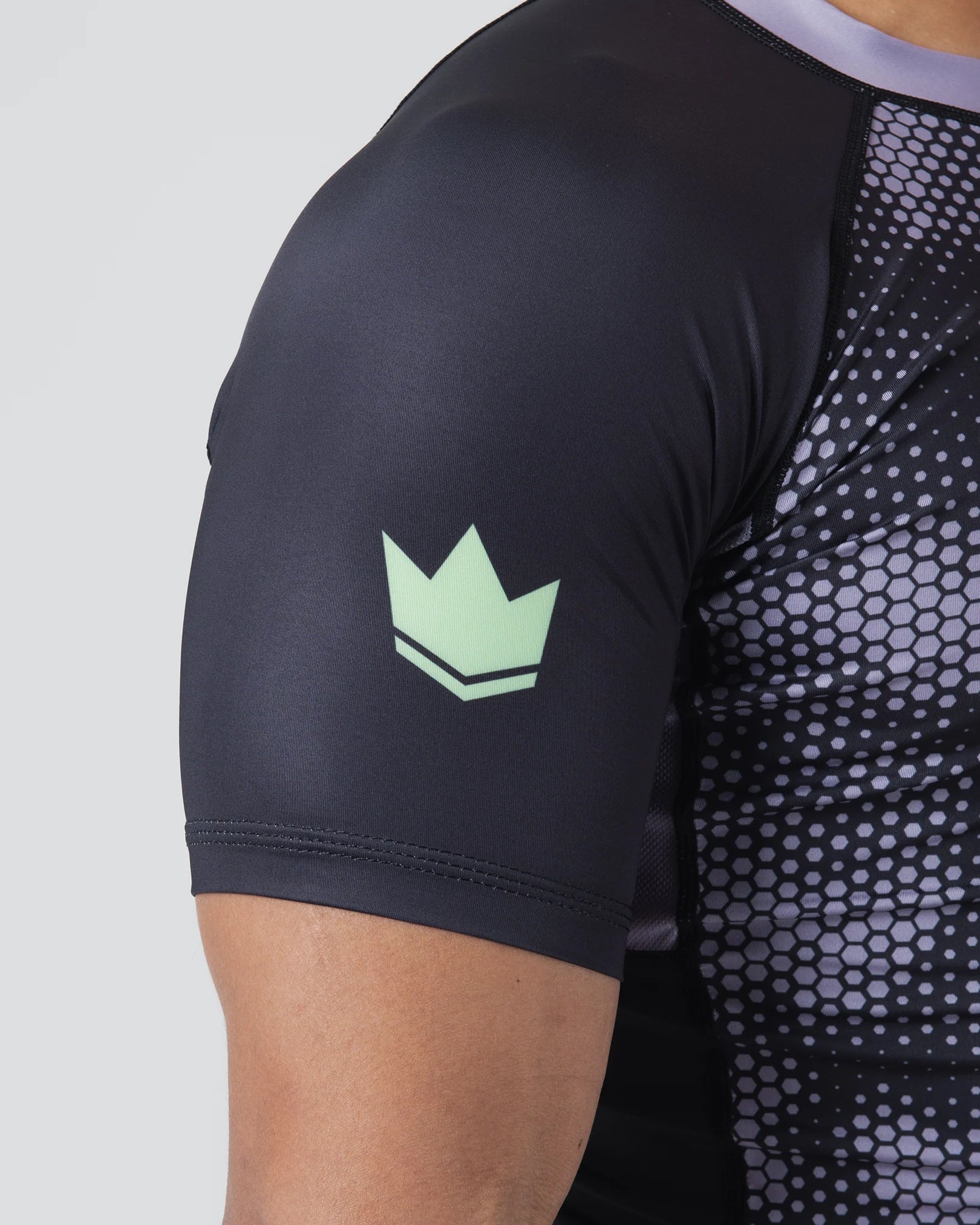 Dettaglio del tessuto tecnico elasticizzato e delle cuciture della rashguard Kingz Viper