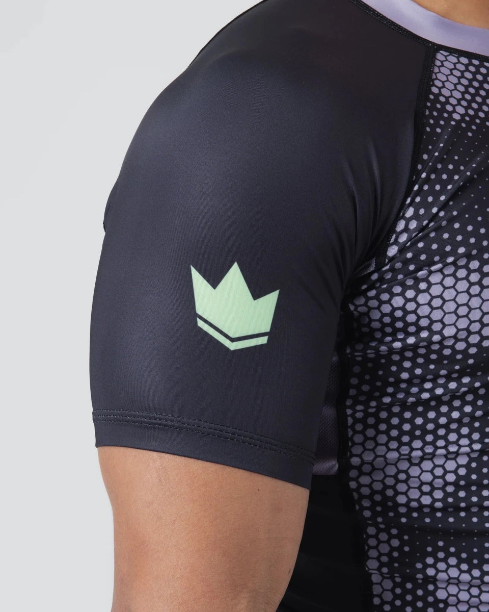 Detail des technischen Stretchgewebes und der Nähte des Kingz Viper Rashguards