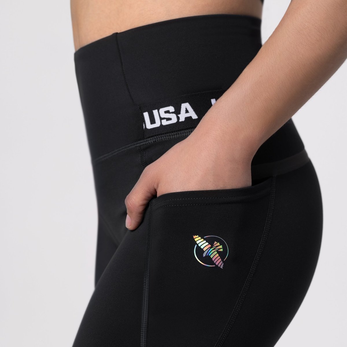 Close-up detail van de geïntegreerde zijzak in de zwarte Hayabusa sportlegging