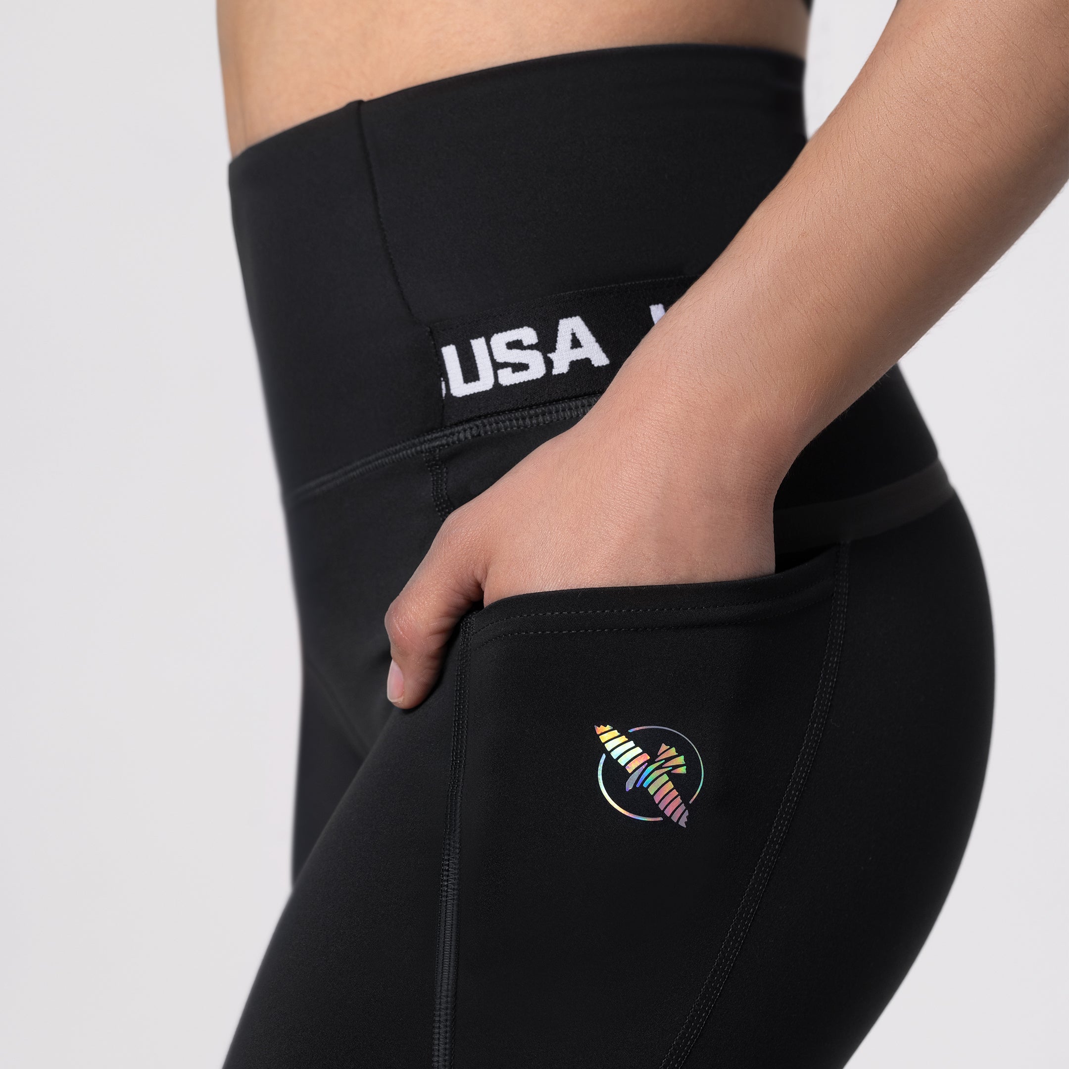 Dettaglio ravvicinato della tasca laterale integrata nei leggings sportivi neri Hayabusa