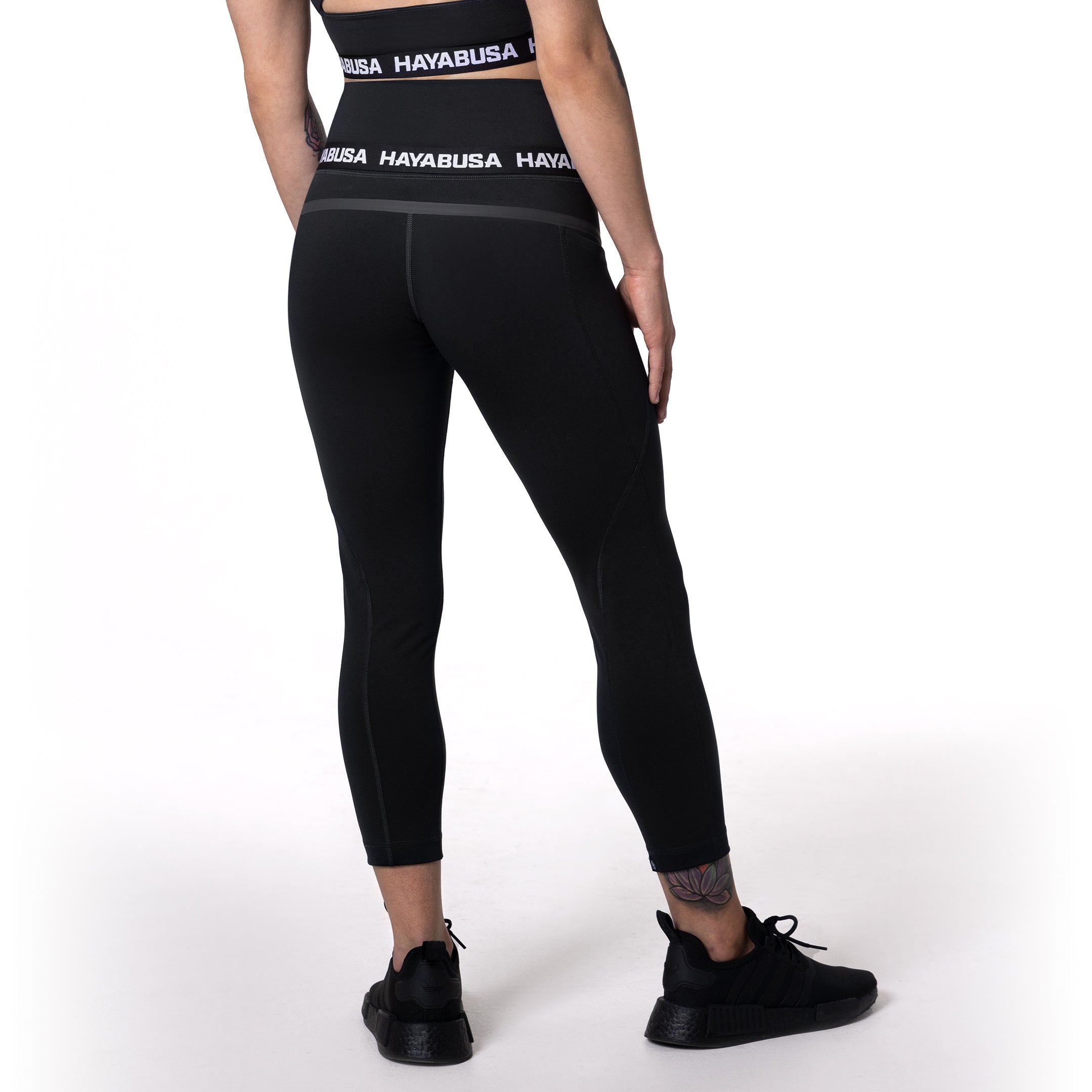 Vista posteriore dei leggings 3/4 Hayabusa neri che mostra il taglio modellante
