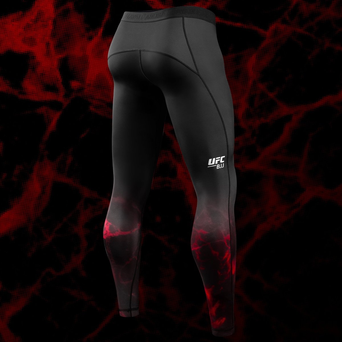 Bakifrån av de svarta och röda UFC BJJ Spats-leggingsen, som visar det ergonomiska snittet och flatlocksömmarna