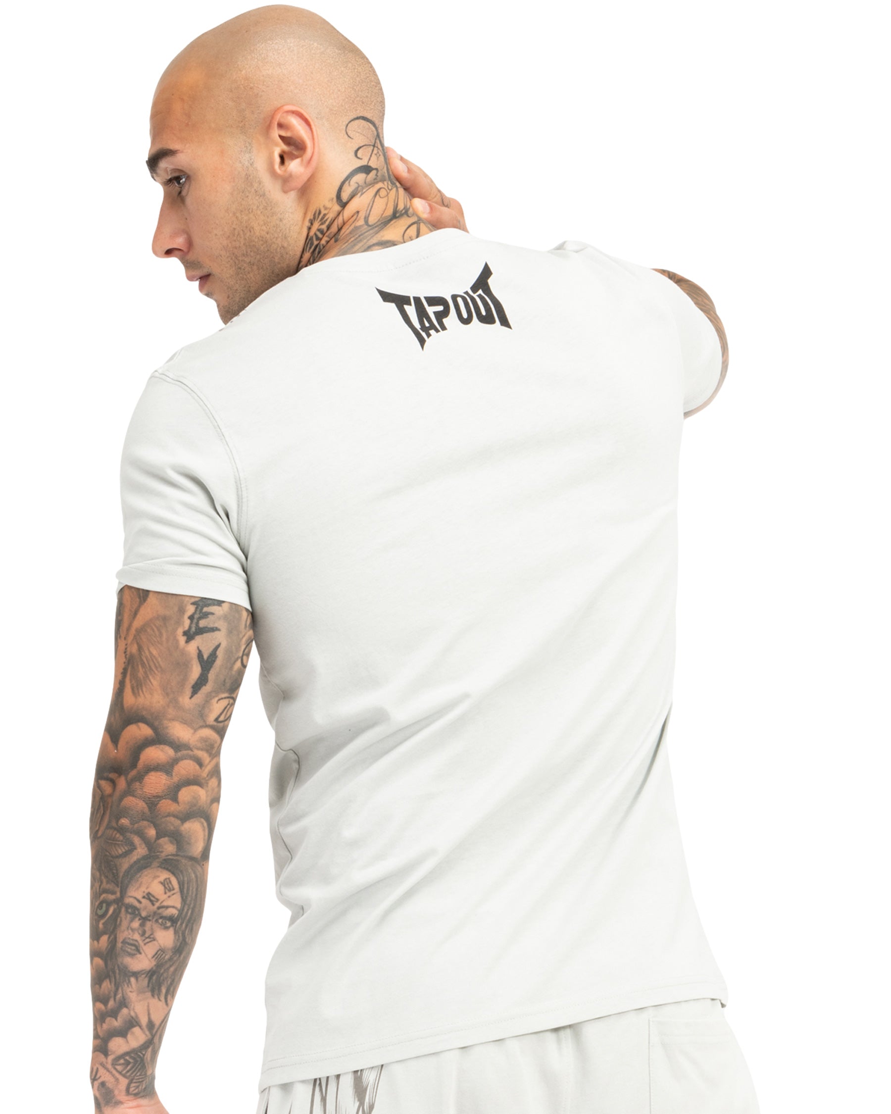 Pánské světle šedé sportovní tričko Tapout Tilllusion Tee na záda