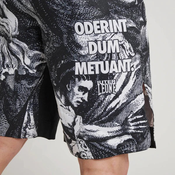 Vista frontale piana dei pantaloncini MMA LEONE x IUTER Barbed Wire, con focus sulla disposizione completa dei loghi e della stampa