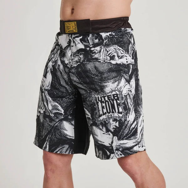 Inquadratura completa frontale di un modello che indossa i pantaloncini MMA LEONE x IUTER, mostrando fit e lunghezza