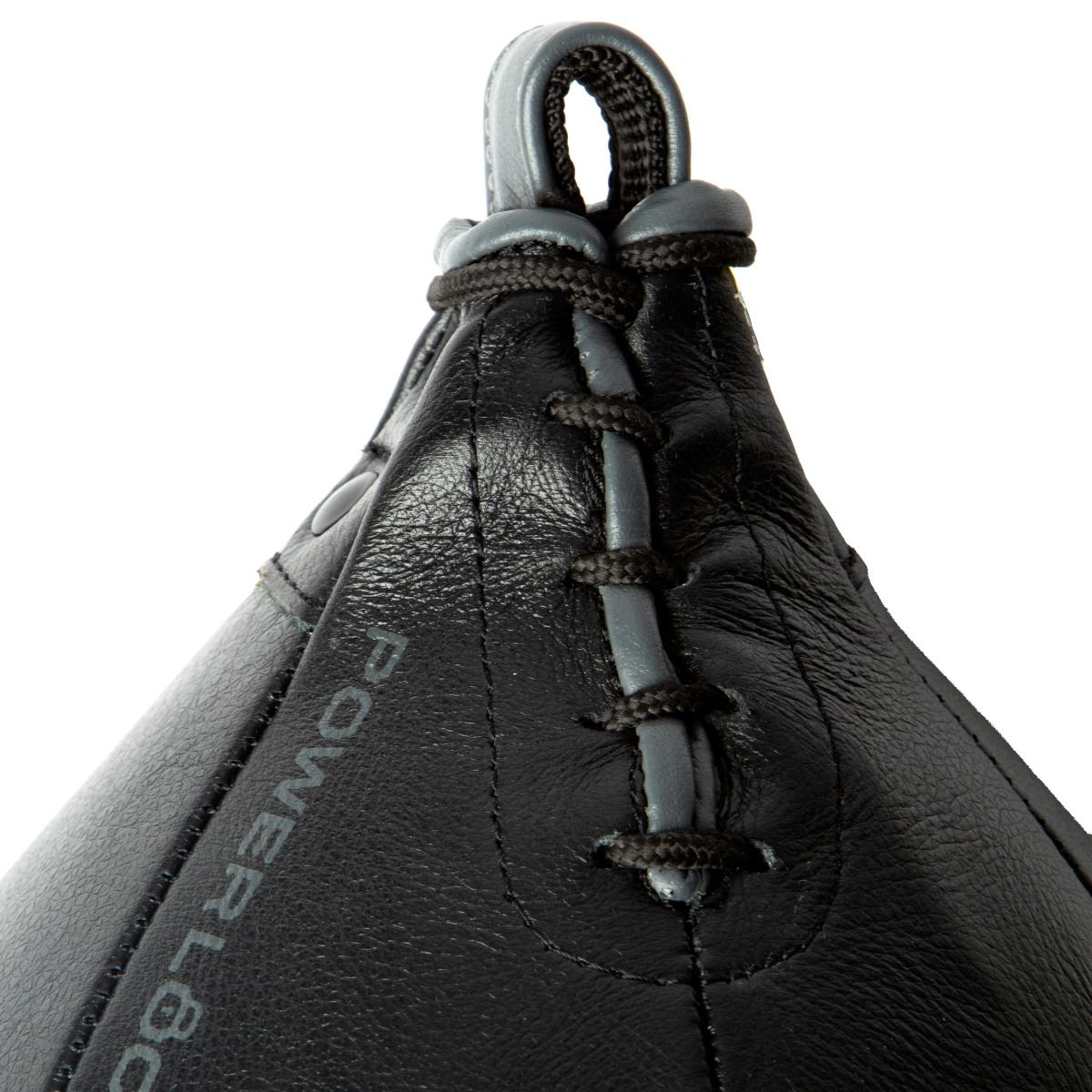 Dettaglio ravvicinato della chiusura tecnica con lacci neri sulla parte superiore della palla tesa Everlast Powerlock.
