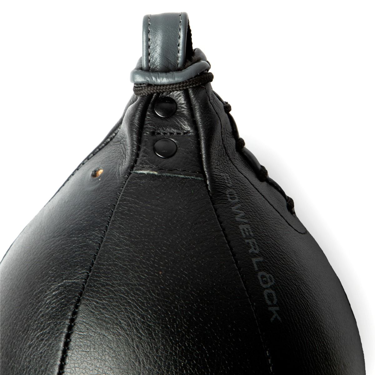Inquadratura ravvicinata del logo Everlast che mostra la grana e la qualità della pelle premium della palla tesa.