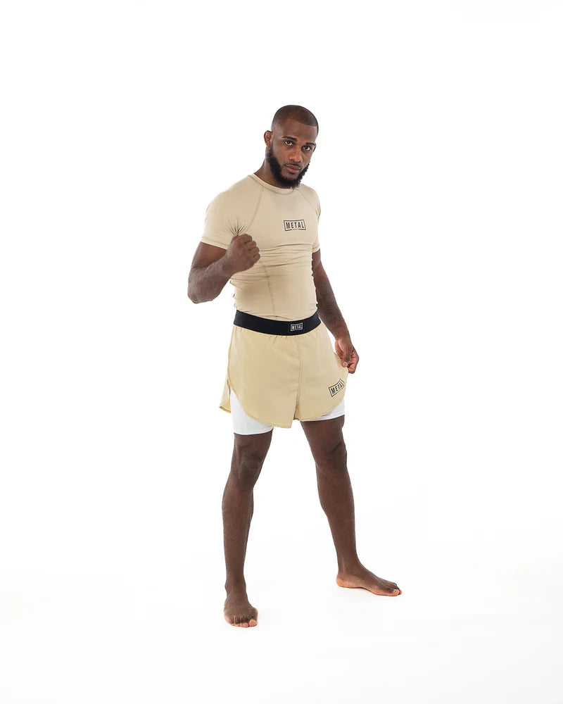 Vista frontale principale pantaloncini 2in1 Metal Boxe beige Desert Storm indossati per allenamento MMA