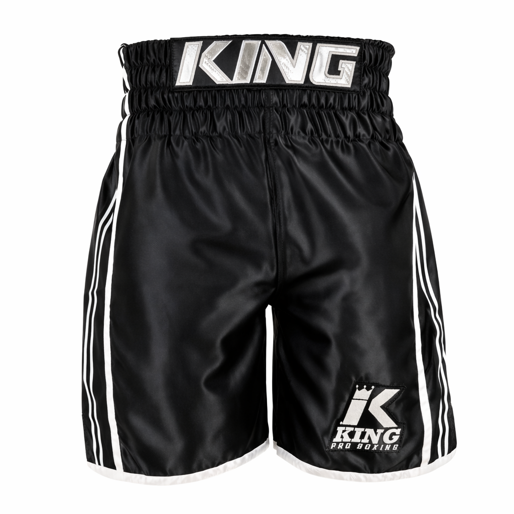 Pantaloncini da boxe King Pro Boxing XK Series neri in satin premium con logo ricamato sulla cintura.