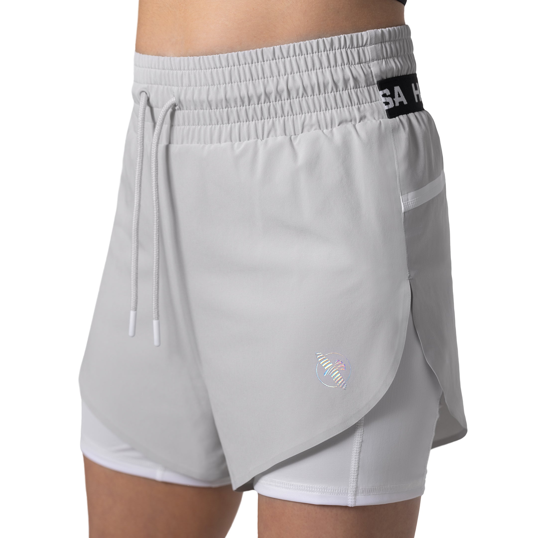 Vista frontale dei pantaloncini sportivi donna Hayabusa Mid Rise grigi con logo visibile