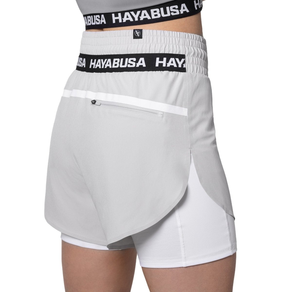 Achteraanzicht van de grijze Hayabusa-short met de middelhoge pasvorm