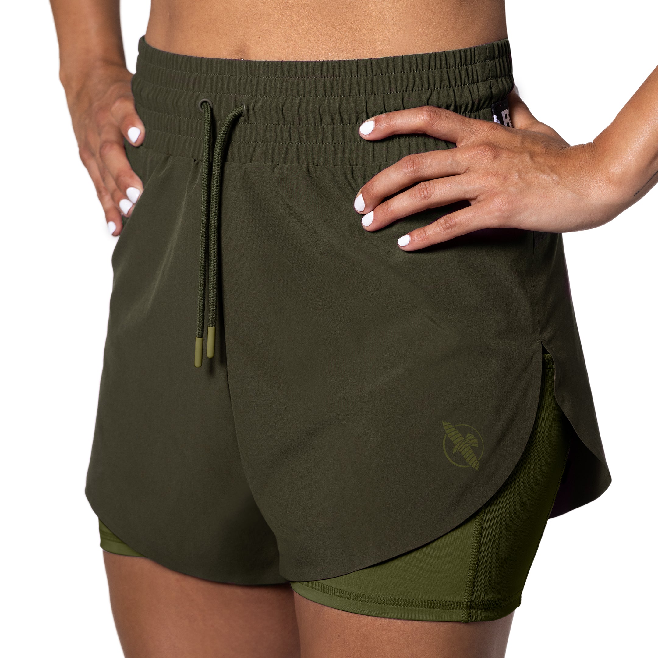 Vista frontale dei pantaloncini sportivi donna Hayabusa Mid Rise verde oliva con logo