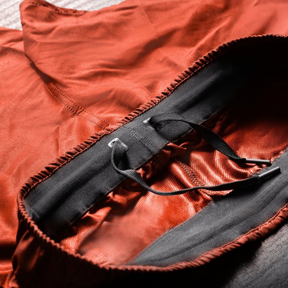 Close-up van de binnensluiting van de Sunset Coral Orange Hayabusa Apex Shorts