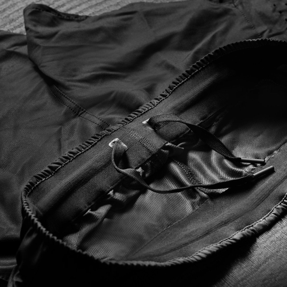 Detail van de elastische tailleband en het interne trekkoord van de zwarte Hayabusa Apex-short voor een persoonlijke pasvorm