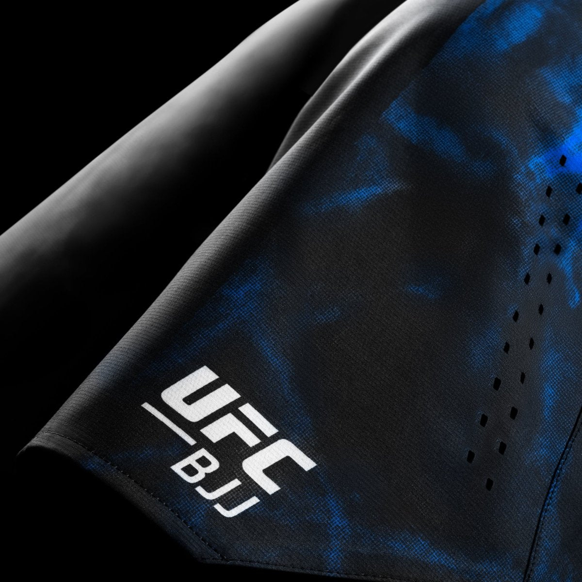 Detail des UFC BJJ-Logos und der Grafiken auf den schwarzen und blauen Wettkampfshorts