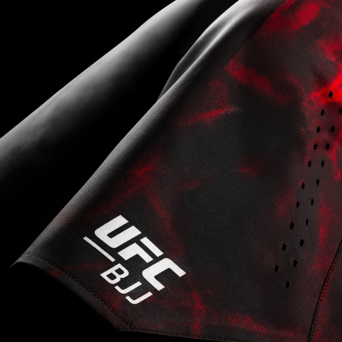Nahaufnahme der offiziellen UFC BJJ-Grafik auf den schwarzen und roten Grappling-Shorts