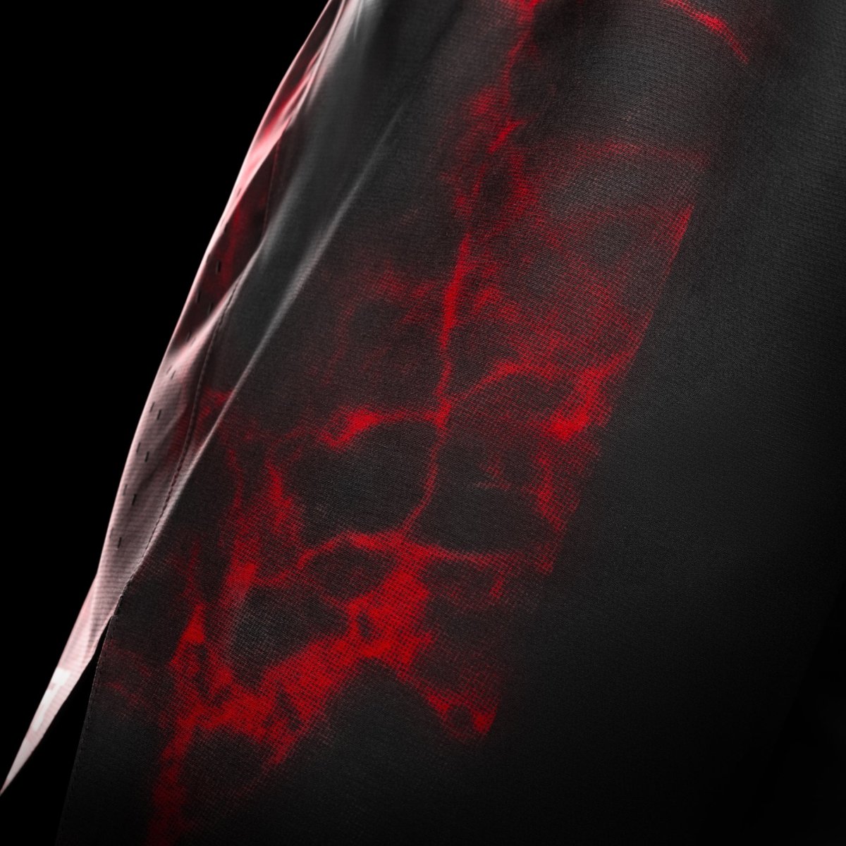 Seitenansicht der schwarz-roten UFC BJJ-Shorts, Detail der Belüftungsöffnungen für Mobilität und Laserbelüftung