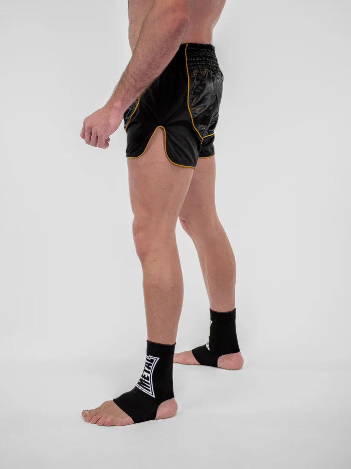 Vista posteriore pantaloncini Muay Thai uomo Metal Boxe Siam nero oro con vita elastica