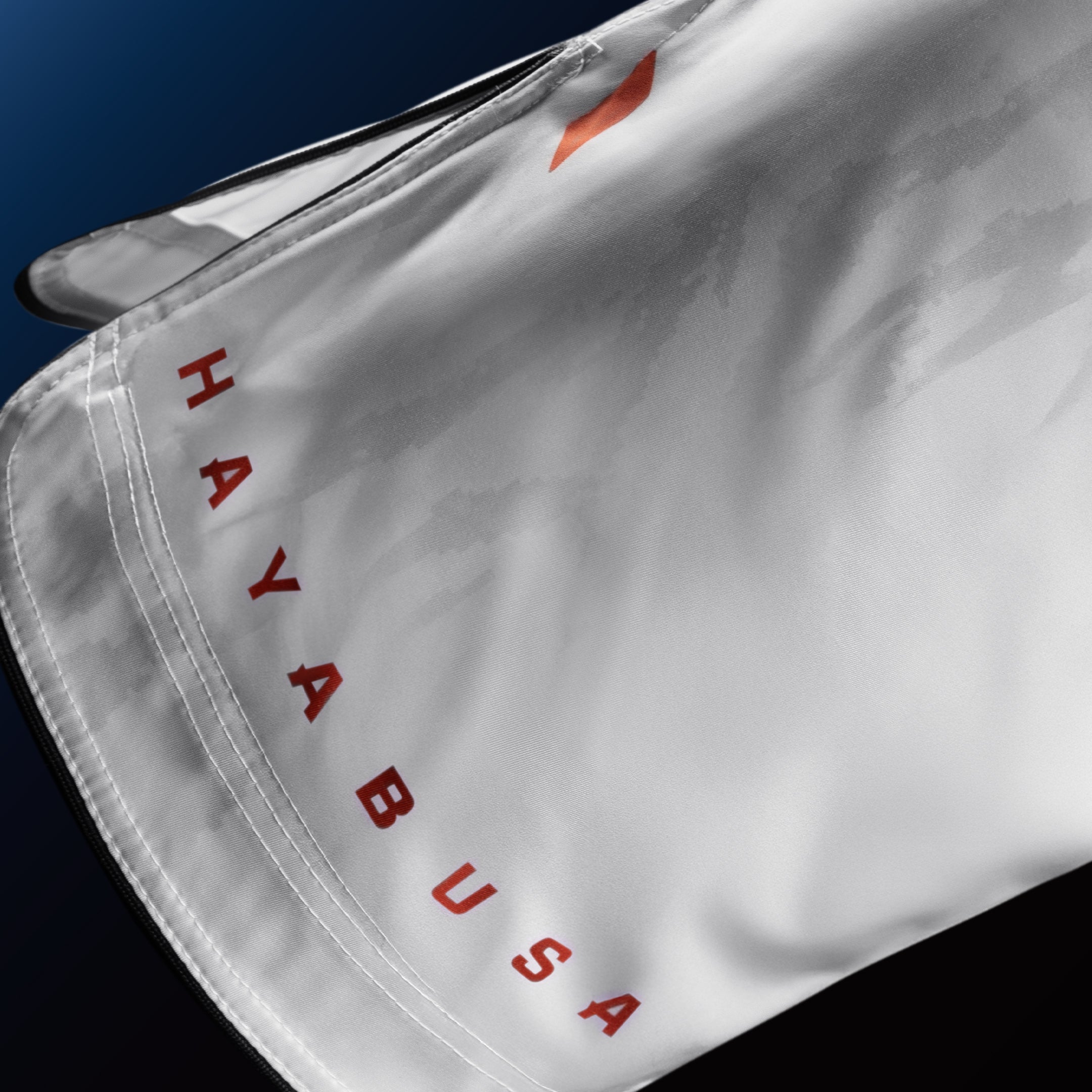 Particolare della scritta Hayabusa sulla gamba dei pantaloncini bianchi per MMA e grappling