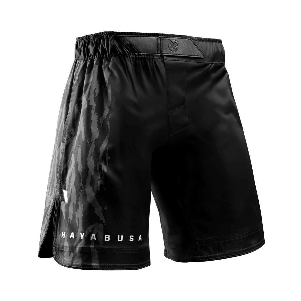 Vue de face du short Hayabusa Apex 3/4 MMA noir, coupe hybride pour le grappling et le BJJ No-Gi