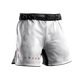 Vista frontale dei pantaloncini MMA Hayabusa Apex Mid-Thigh bianchi con chiusura a incastro