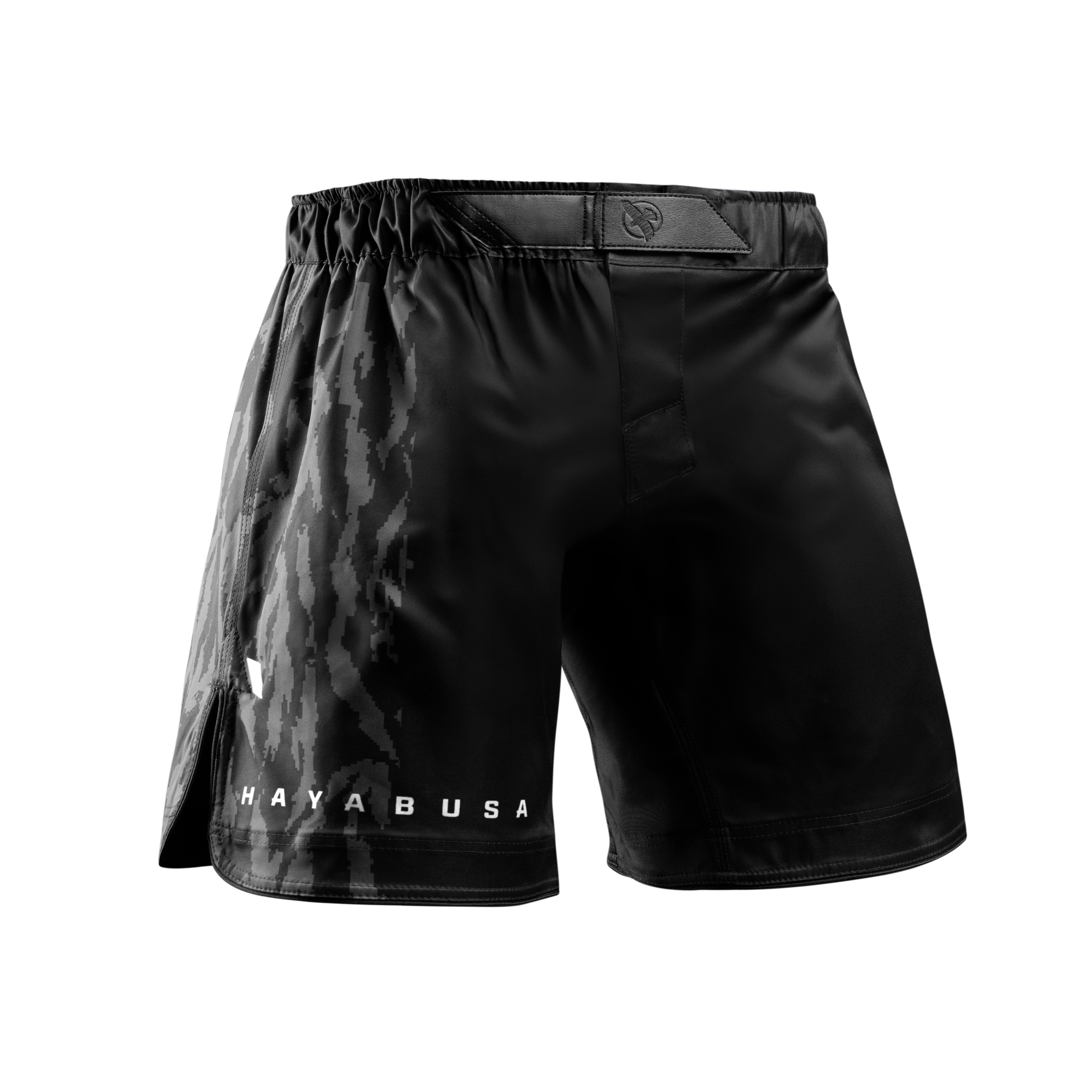 Vista frontale dei pantaloncini MMA Hayabusa Apex Mid-Thigh neri con chiusura a incastro