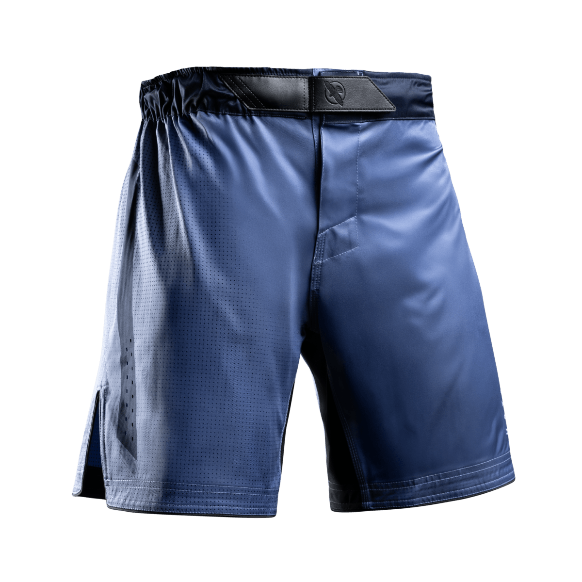 Vooraanzicht van de blauwe Hayabusa Core 3/4 Thigh MMA-short, stretchpanelen aan de binnenkant van de dijen