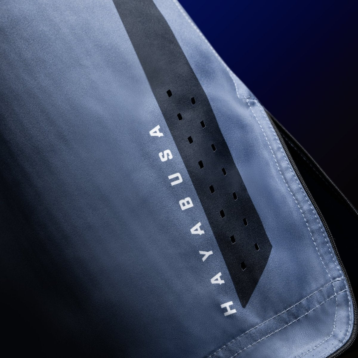 Sidovy av de blå Hayabusa Core MMA-shortsen i full längd, detalj på de inre elastiska panelerna