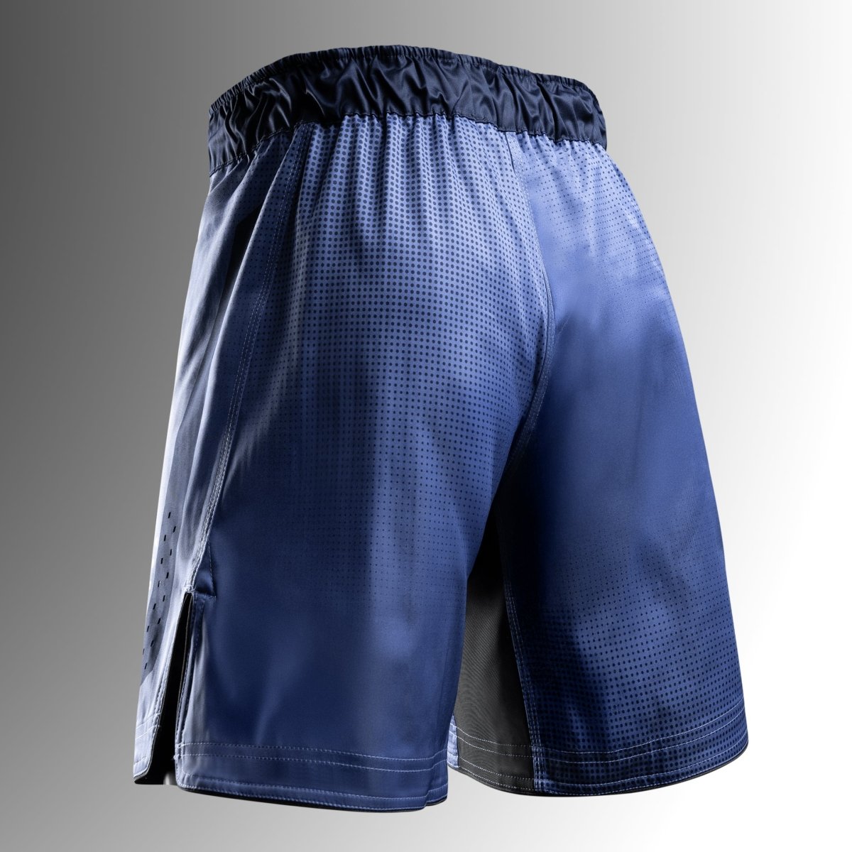 Bakifrån av de blå Hayabusa Core MMA-shortsen i full längd med förstärkta sömmar