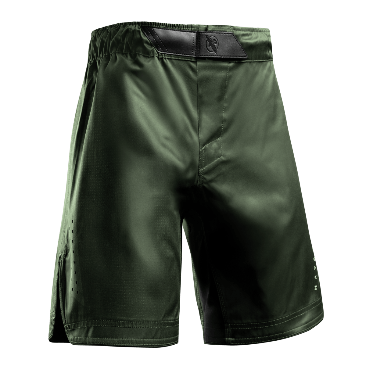 Framifrån av de gröna Hayabusa Core Full-Length MMA-shortsen med dubbellåsningssystem