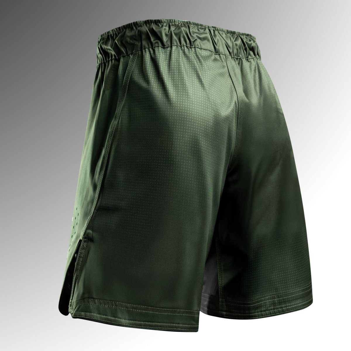 Bakifrån av de gröna Hayabusa Core MMA-shortsen i full längd, hållbar design för intensiv träning