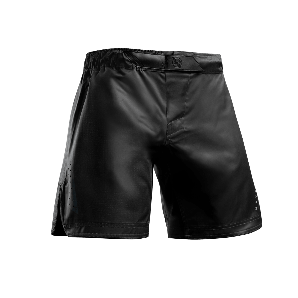 Vorderansicht der schwarzen Hayabusa Core Mid-Thigh MMA Shorts mit Interlock-Verschluss
