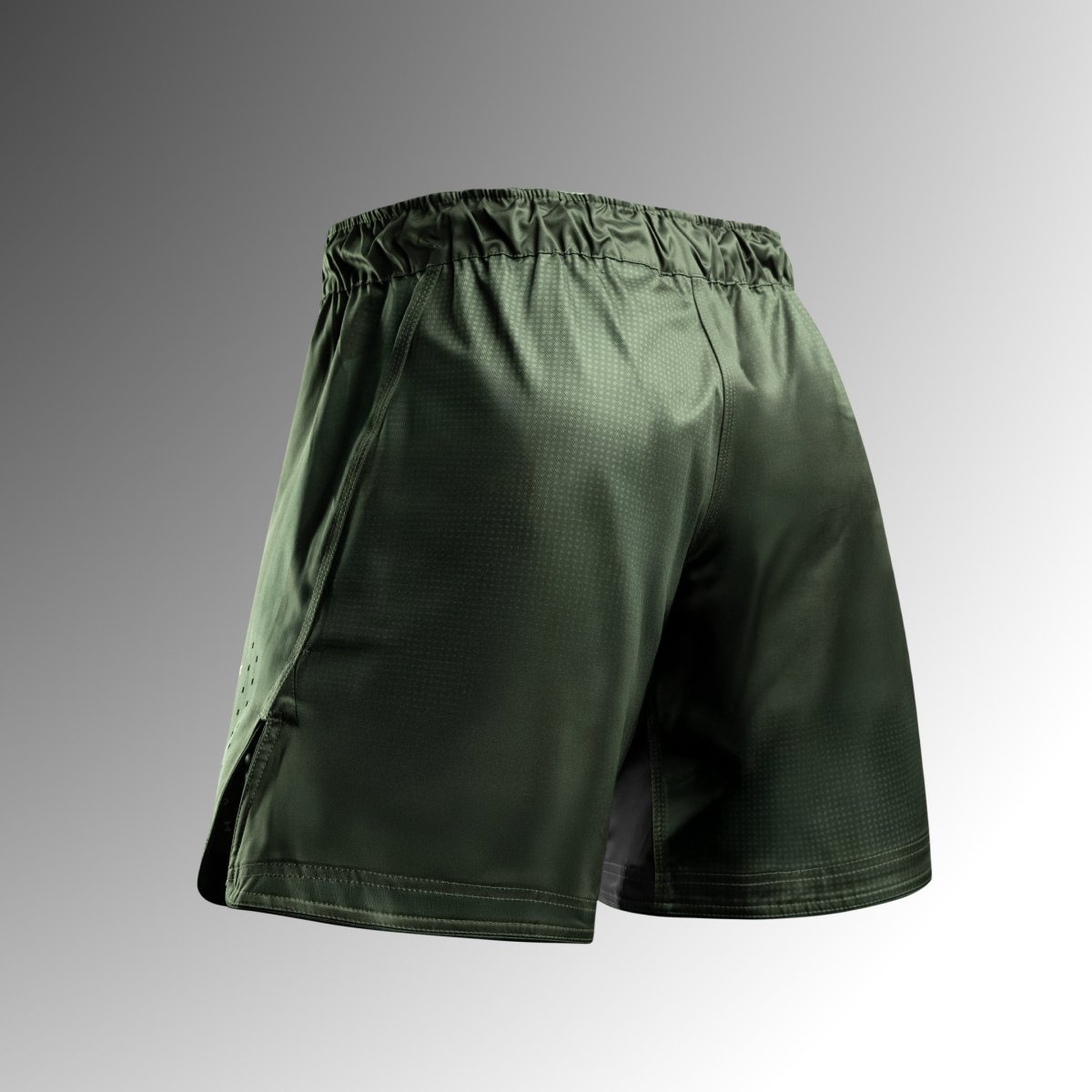 Rückansicht der grünen Hayabusa Core Mid-Thigh MMA Shorts aus reißfestem Stoff für No-Gi