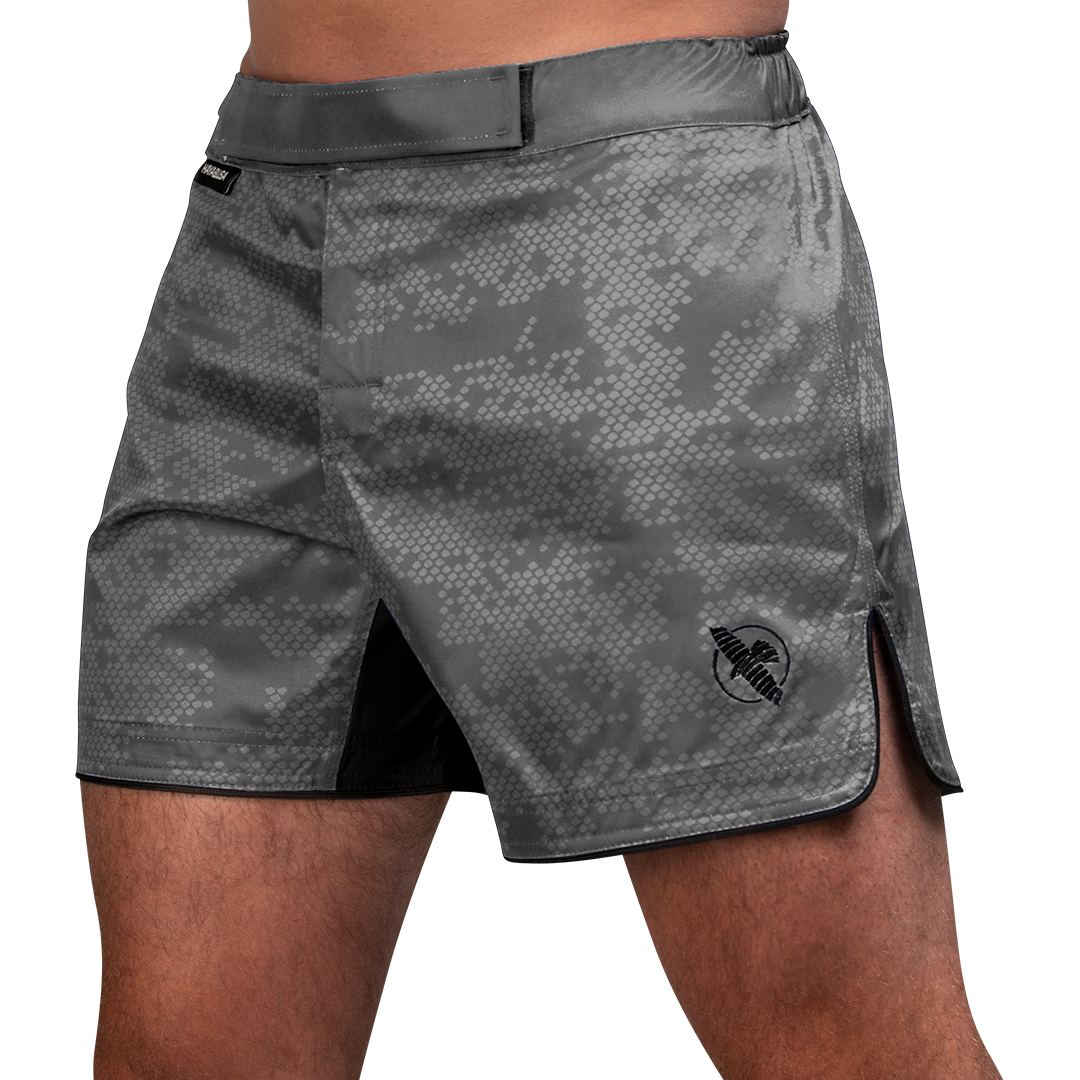 Vista frontale dei pantaloncini MMA Hayabusa Hex Mid-Thigh grigi, taglio ergonomico a metà coscia