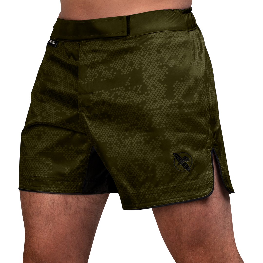 Vista frontale dei pantaloncini MMA Hayabusa Hex Mid-Thigh verdi, tessuto antistrappo ad alta resistenza