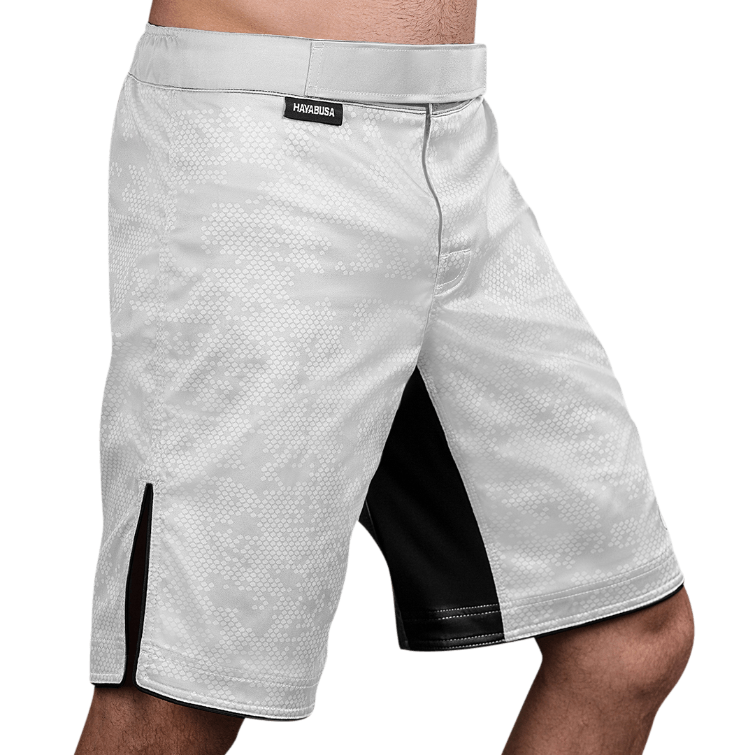 Vista laterale (lato 2) dei pantaloncini Hayabusa Hexagon bianchi, ampi spacchi laterali per la mobilità