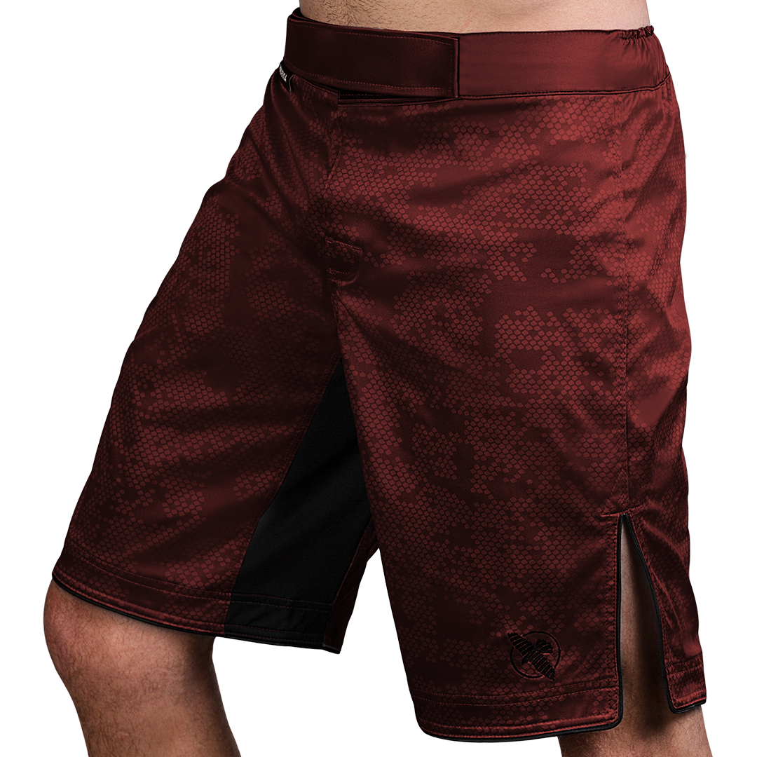 Vista laterale (lato 1) dei pantaloncini MMA Hayabusa Hexagon bordeaux, design classico boardshort