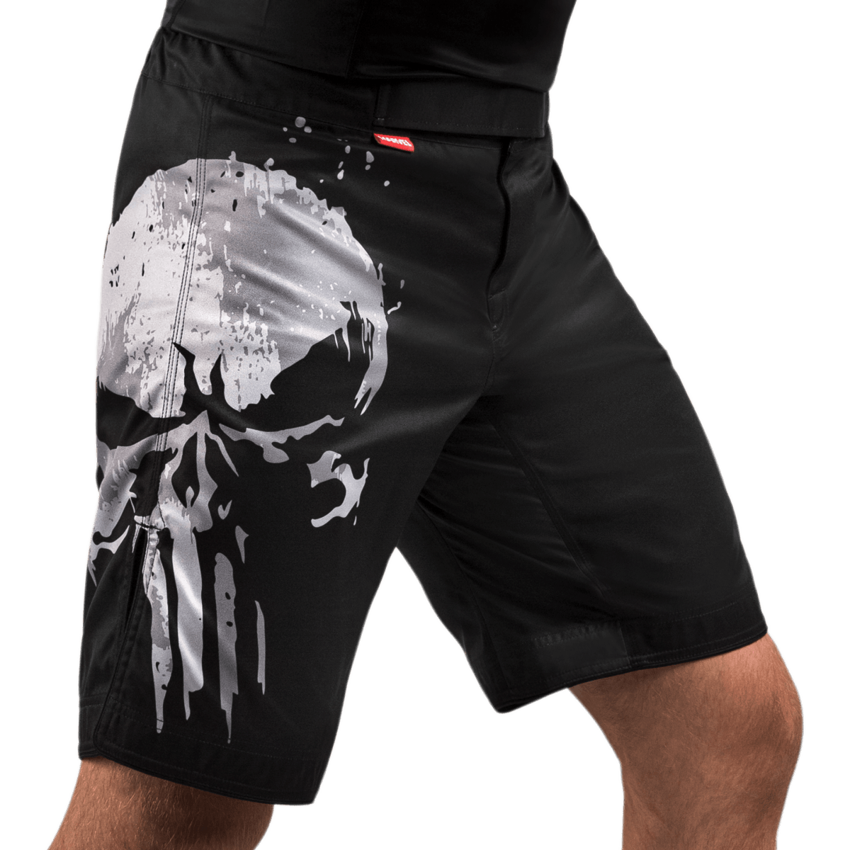Atleta vestindo o short Hayabusa Marvel Punisher MMA, vista frontal mostrando o corte ergonômico e ajuste de combate